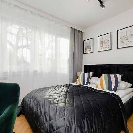 Modern Black & Wooden Apartment Warsaw Near The Airport By Noclegi Renters Dış mekan fotoğraf